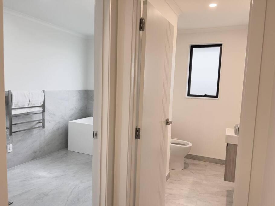 Sunshine Brand New 4 Bedroom House * Rotorua