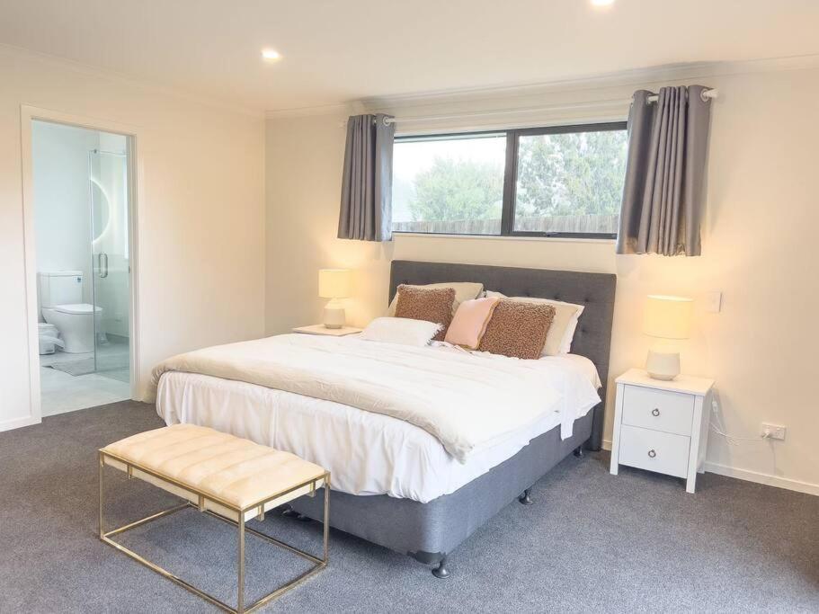 Sunshine Brand New 4 Bedroom House Holiday home Rotorua