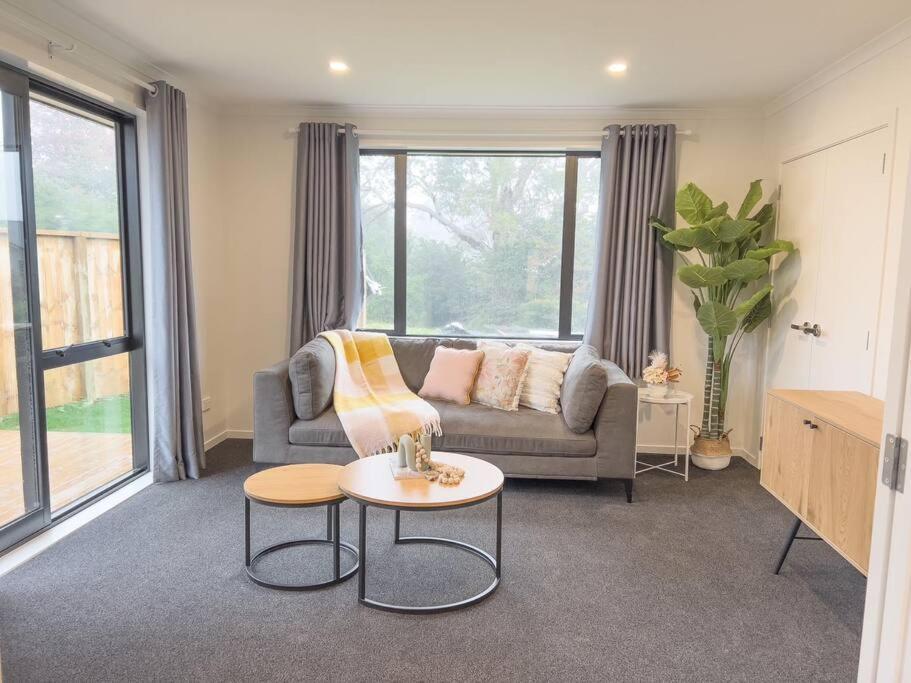 Sunshine Brand New 4 Bedroom House Holiday home