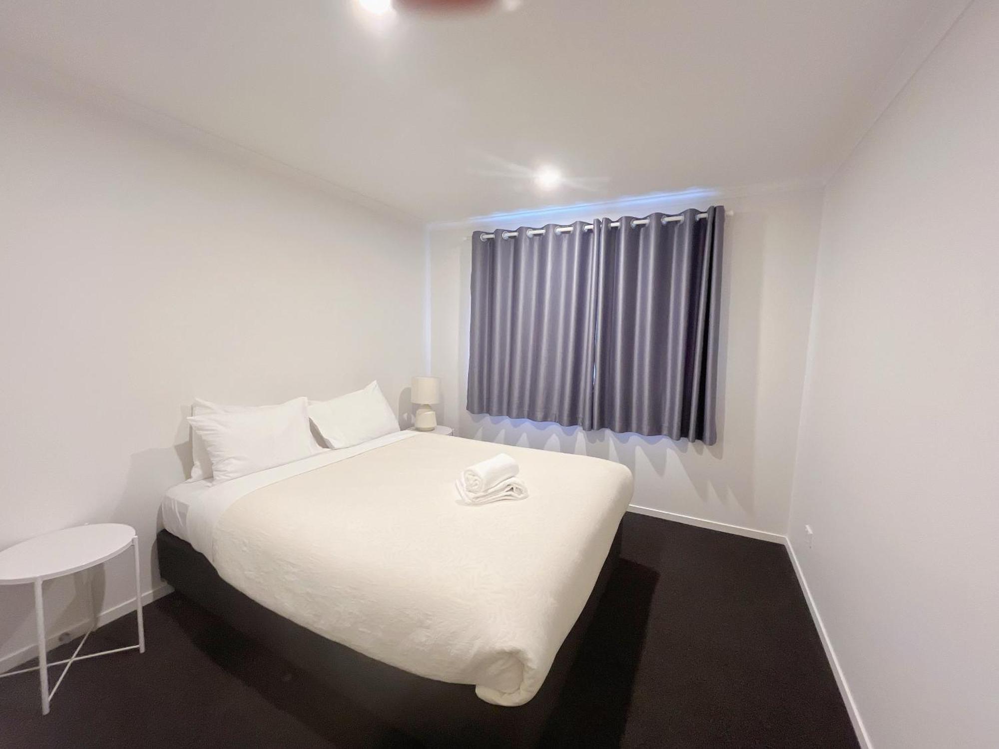 Sunshine Brand New 4 Bedroom House Holiday home *